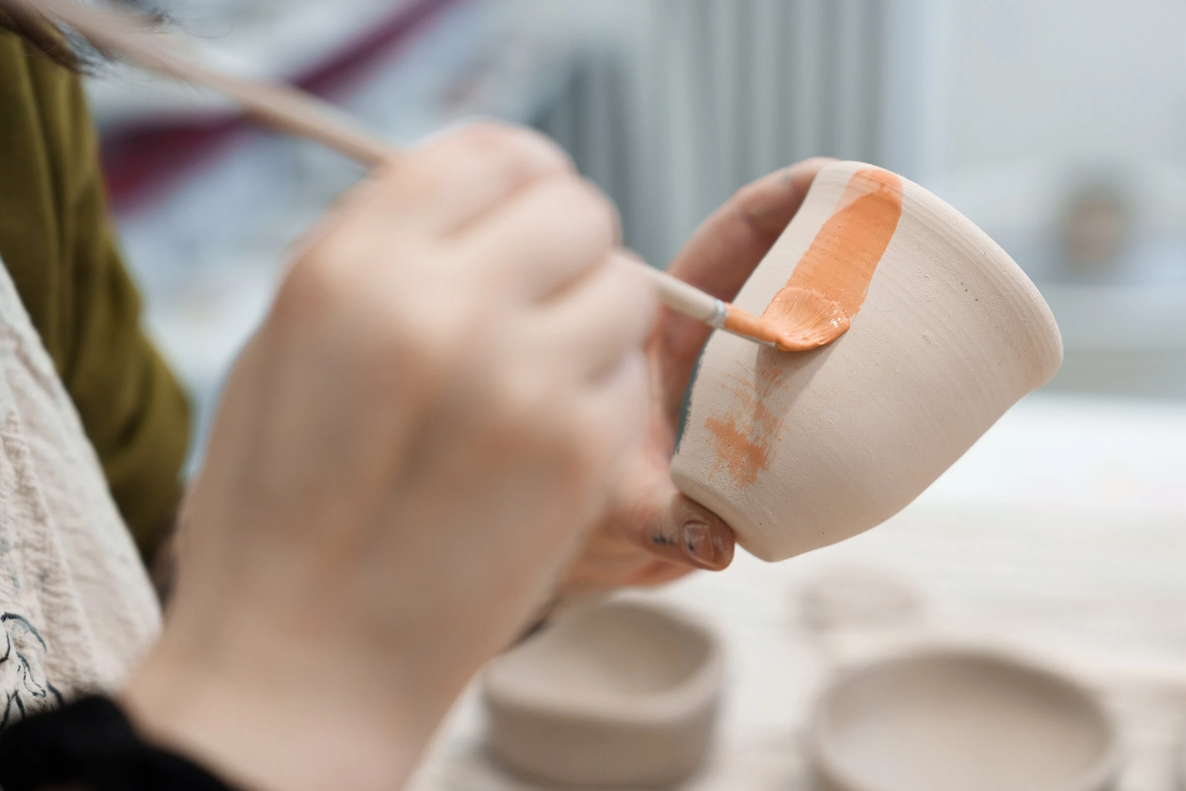 Detail ruční práce s keramickým výrobkem